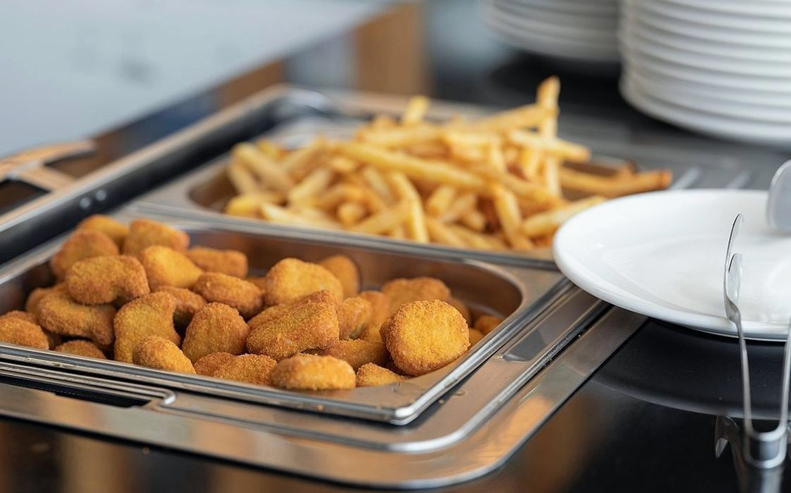Bolo de canela morno no prato